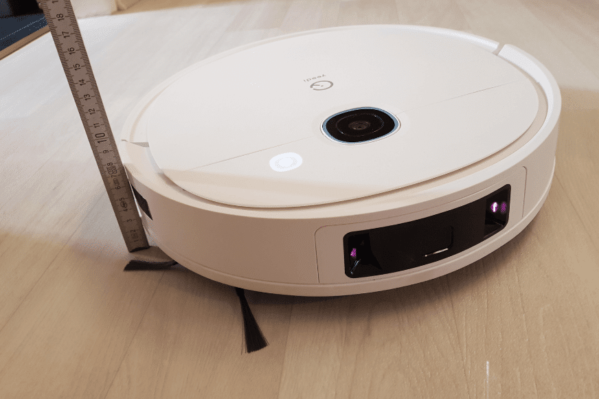 Die Höhe des Yeedi Vac 2 Pro wird mit einem Lineal abgemessen